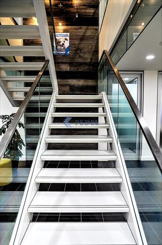 产品描述:简约建筑装饰工程直梁折线式钢化玻璃栏杆楼梯扶手