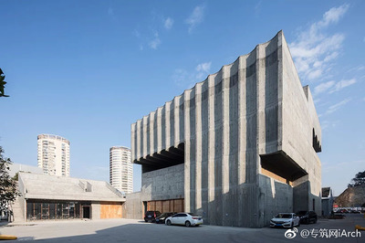 筒拱与错层相互交织,这座建筑可以说很“大舍”了